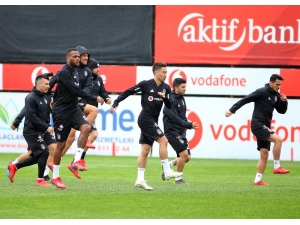Beşiktaş, Sağanak Yağmur Altında Çalıştı