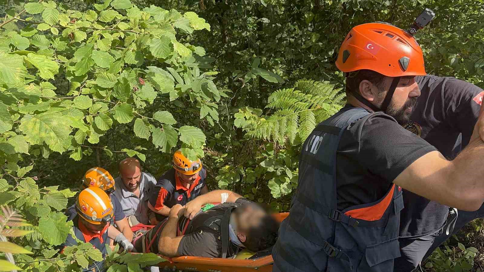 rize-de-ucuruma-yuvarlanan-is-makinesinin-operatoru-yaralandi