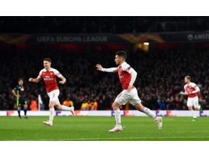 Arsenal Tura Göz Kırptı