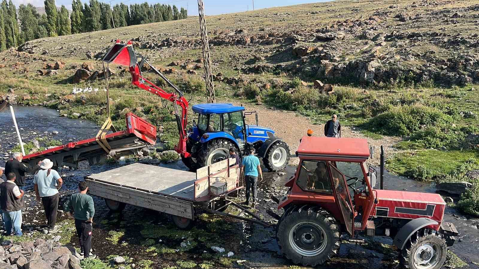 kars-ta-koyluler-el-ele-verdi-traktor-romorkunu-4-saatte-dereden-cikardilar