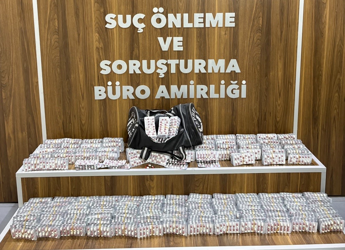 izmir-de-zehir-tacirlerine-operasyon-9-bin-uyusturucu-hap-ele-gecirildi