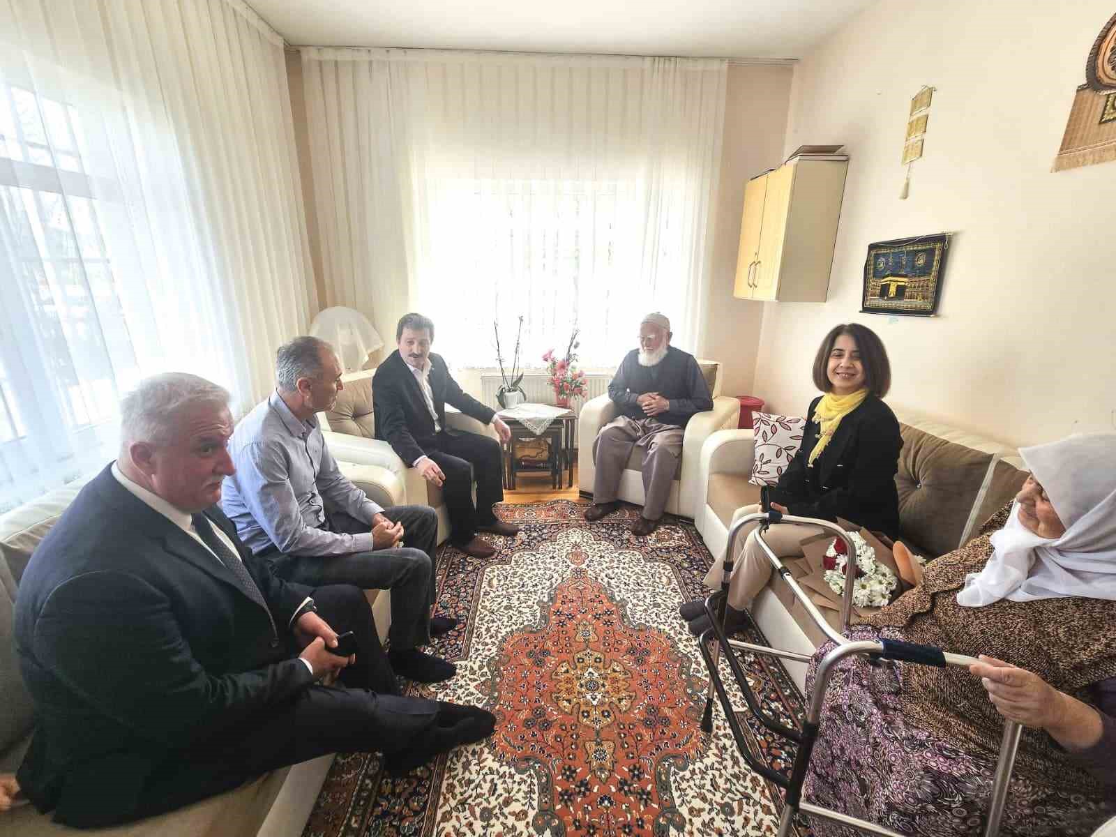 sehit-annesine-duygulandiran-anneler-gunu-ziyareti