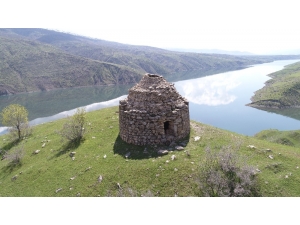 Manzarası İle Dikkat Çeken Bin Yıllık Kümbet