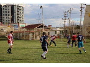 Vali Ayhan, Polislerle Forma Terletti