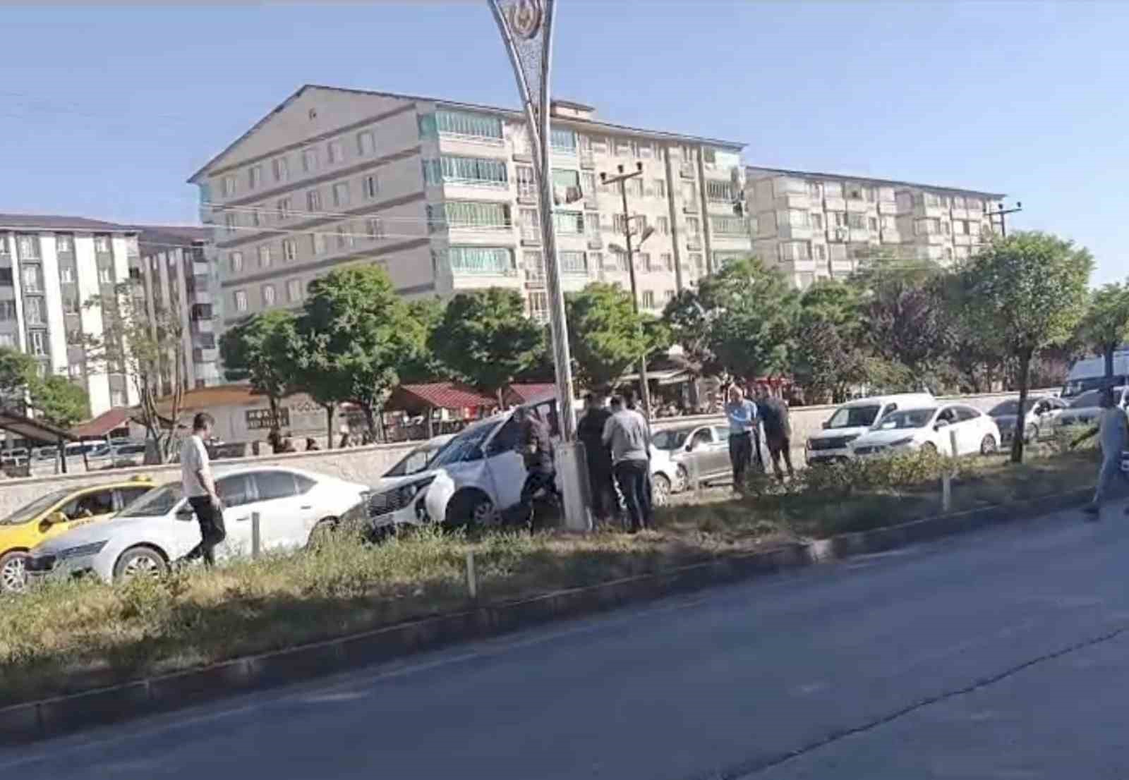 bitlis-te-iki-ayri-trafik-kazasi-4-yarali