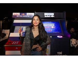 Yasemin Yürük, İlayda Akdoğan Ve Cemrehan Karakaş Teknede Retro Oyunlarla Eğlendi