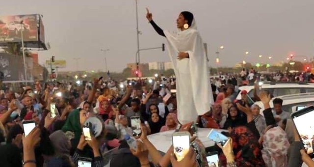 Sudan'daki Hareketin Sembolü Kadından Yeni Video