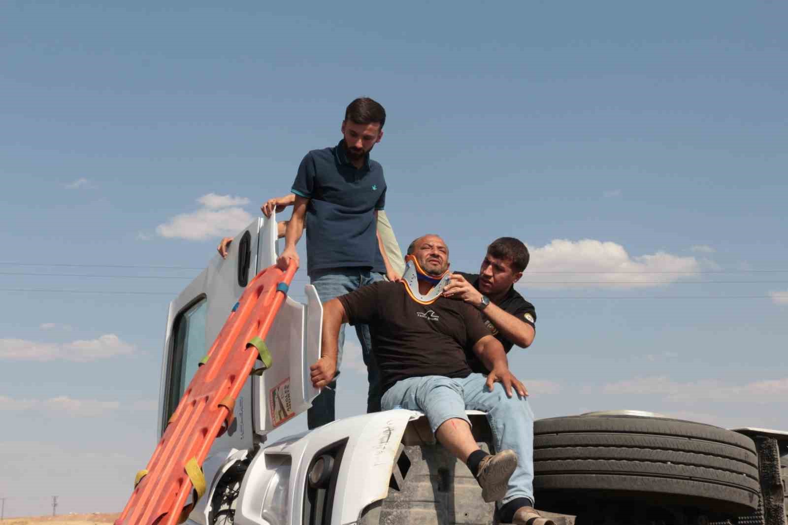cizre-de-viraji-alamayan-tir-devrildi-1-yarali