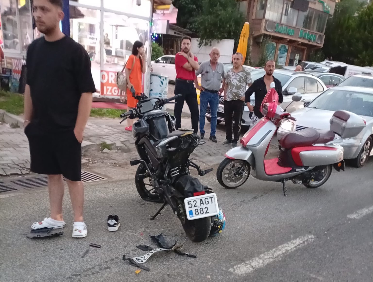 otomobile-arkadan-carpan-motosiklette-2-kisi-yaralandi