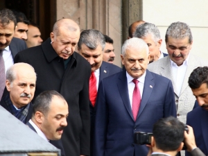 Cumhurbaşkanı Erdoğan Cuma Namazını Binali Yıldırım İle Birlikte Kıldı