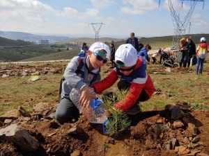 Öğrenciler Fidan Dikti