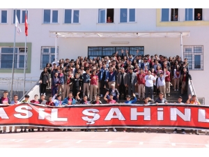 Gazişehir Gaziantep Teknik Direktörü Altıparmak Ve Futbolcular Öğrencilerle Buluştu