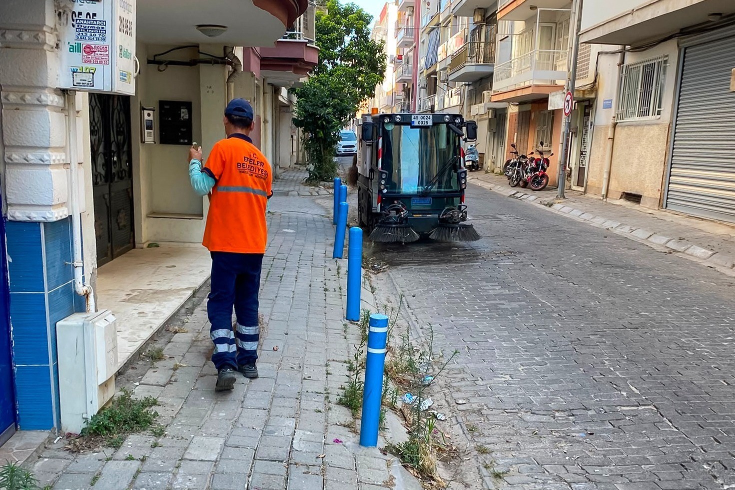 efeler-de-temizlik-calismalari-devam-ediyor