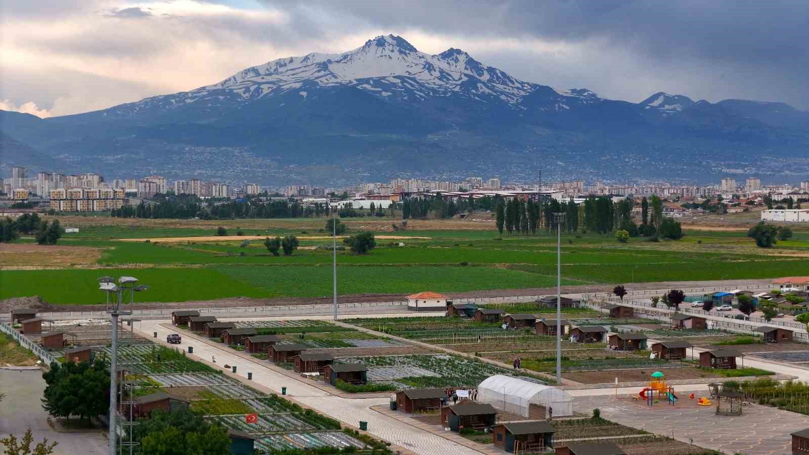 buyuksehirin-dogal-urunler-bahcesi-ne-anlamli-ziyaret-tubitak-4004-projesiyle-gelecegin-cevrecileri-yetisiyor