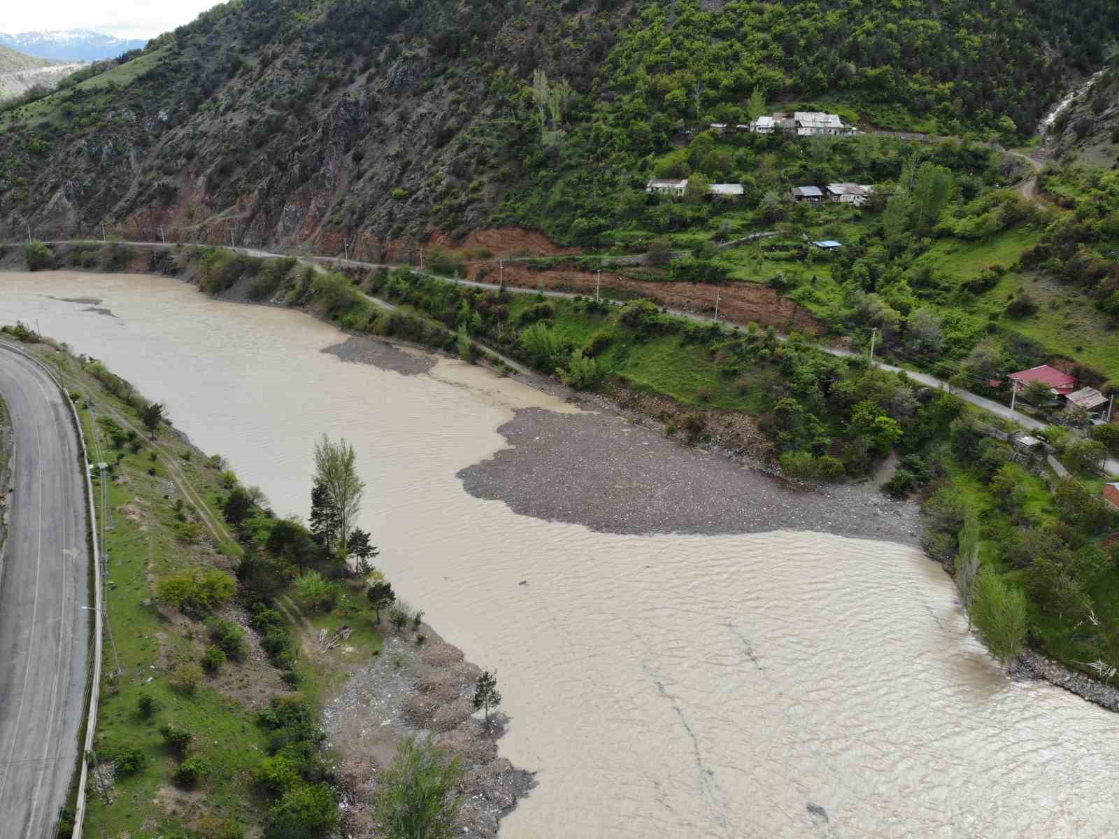 torul-baraj-golu-nde-cop-adalari-olustu-mahalle-sakinleri-cozum-bekliyor