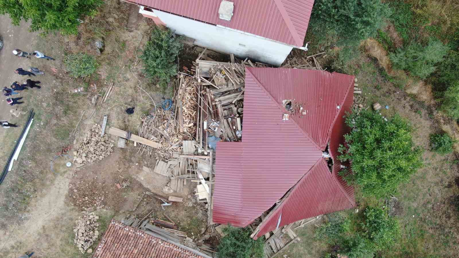 kastamonu-da-tadilat-yapilan-koy-evi-coktu-iceride-mahsur-kalarak-yaralanan-5-kisi-kurtarildi