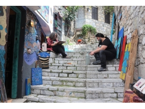 Sanatçı Çift, Harabe Olarak Aldıkları Evi Sanat Galerisine Çevirdi