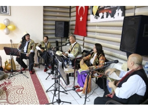 Girişimci Kadın Kebapçıdan Türkü Gecesi