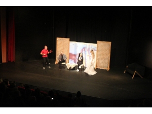 ‘Elmayı Yedik’ Tiyatro Oyununa Yoğun İlgi