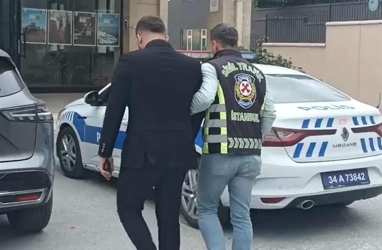 beylikduzu-nde-arac-surucu-motosikletliye-saldirdigi-anlar-kamerada