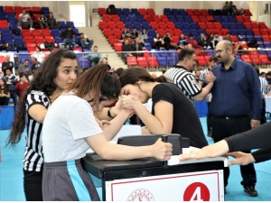 Bilek Güreşi Gençler Türkiye Şampiyonası Yoğun Katılımla Başladı