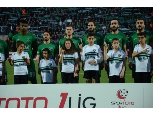 Engelli Minikler Seremonide İstiklal Marşı’nı İşaret Diliyle Okudu