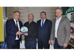 Azerbaycan’dan İha Kars Temsilcisi Çapanoğlu’na Plaket