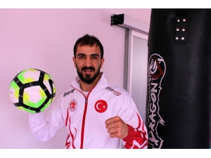 Amatör Futbolcu Kick Boksta Avrupa Şampiyonu Oldu