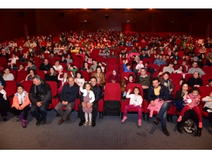 Başkan Şahin Çocuklarla Tiyatro Oyunu İzledi