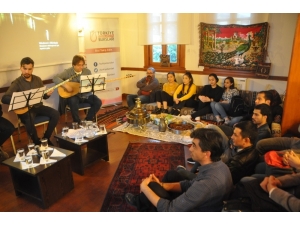 Uluslararası Öğrencilere Yöresel Tatlar Eşliğinde Türk Müziği Dinletisi