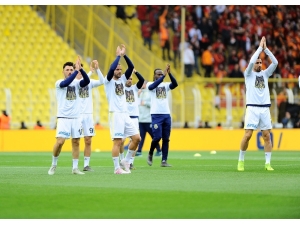 Fenerbahçeli Futbolcular Sahaya ‘Can Bartu’ İle Çıktı