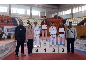 Okullar Arası Karate Turnuvasında Bölge Şampiyonu Ayşenur Yıldırım