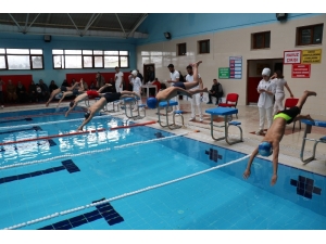 Ağrı’da Yüzme Müsabakaları Yapıldı