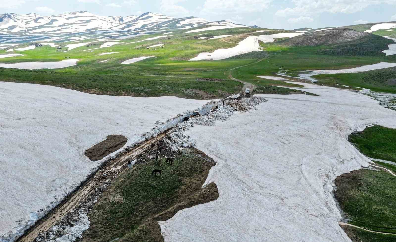 van-da-haziranda-3-metreyi-bulan-karda-yol-acma-calismasi