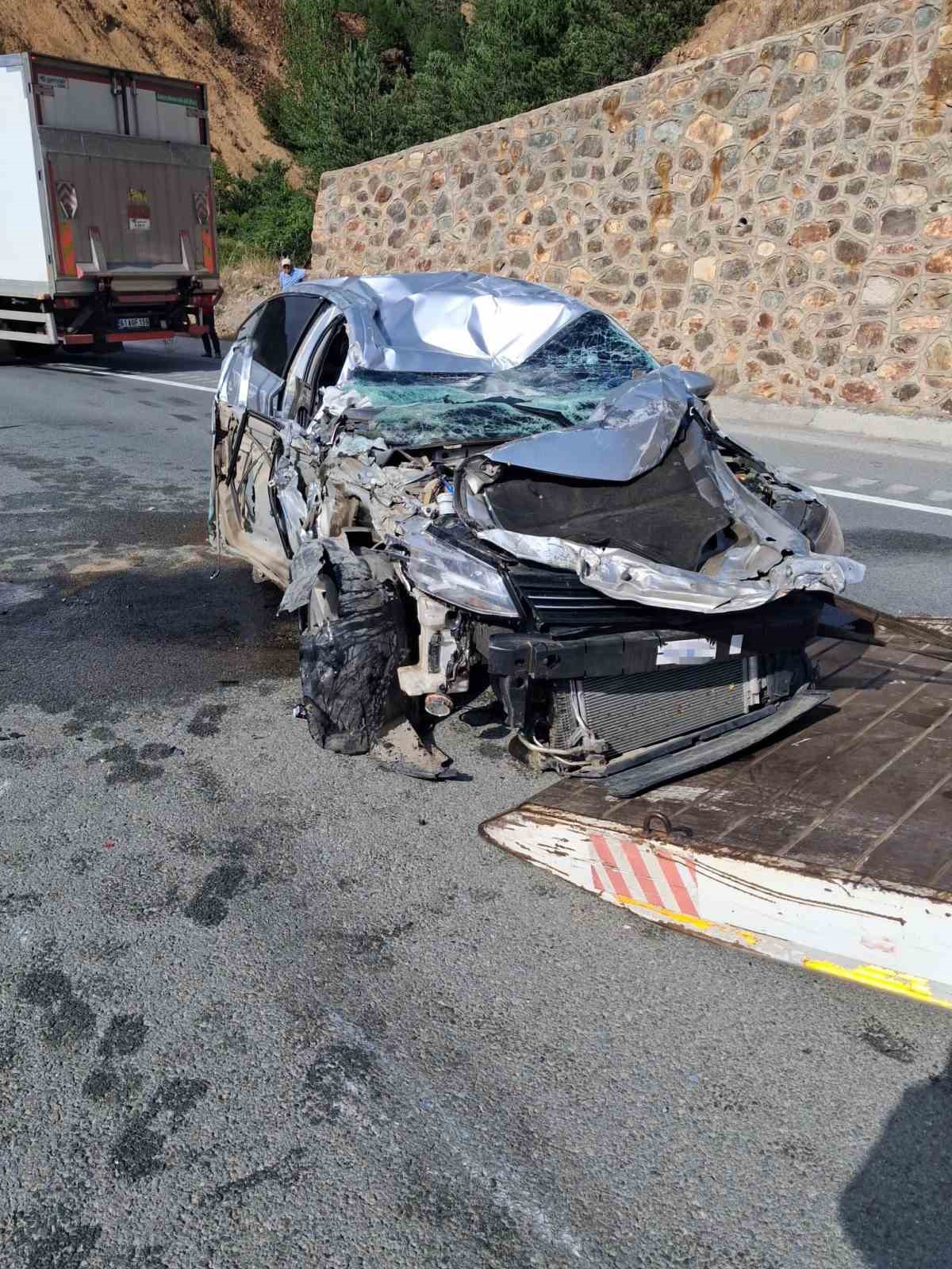 tunel-cikisinda-kamyona-carpan-otomobil-takla-atti-1-yarali