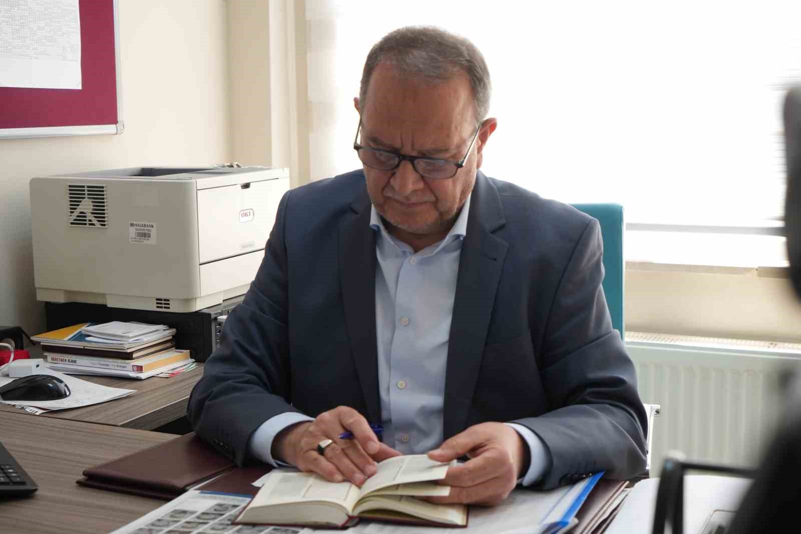 bayburtlu-egitimci-mezun-oldugu-okulda-37-yildir-ogrenci-yetistiriyor