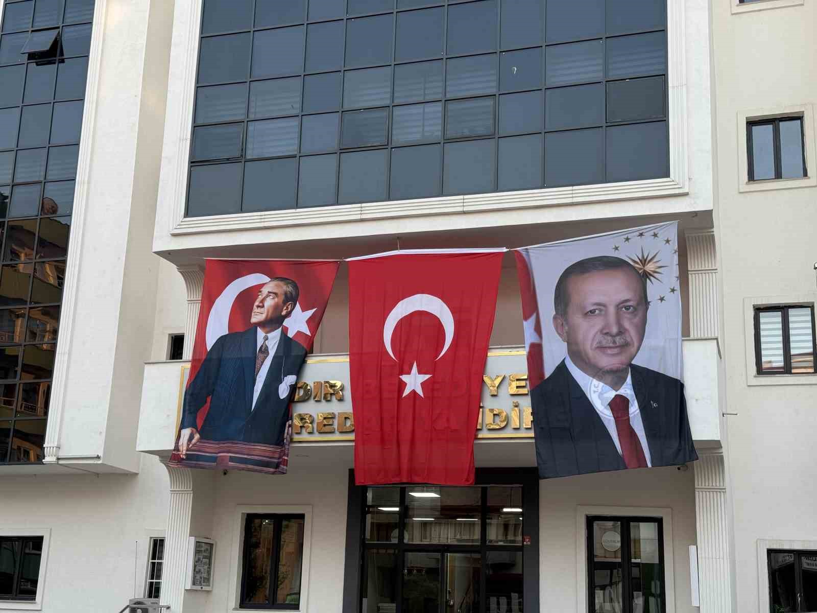 dem-partili-igdir-belediyesi-binasina-cumhurbaskani-erdogan-in-posteri-asildi