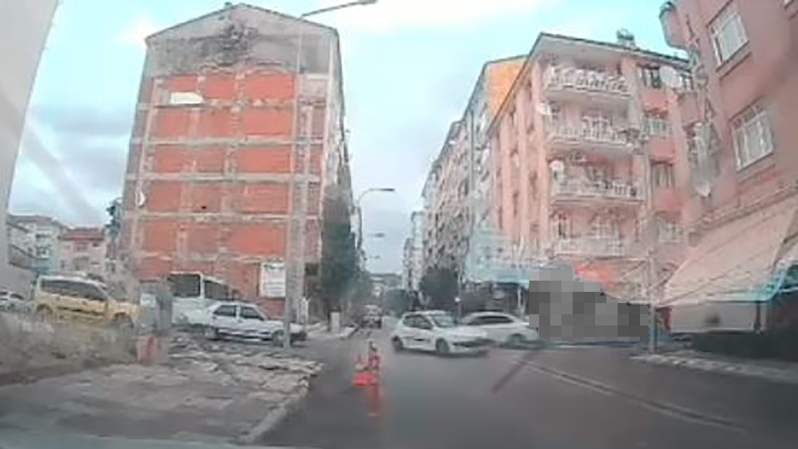 elazig-da-iki-otomobil-carpisti-kaza-ani-kamerada