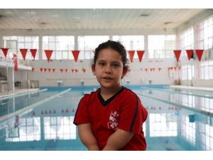 Engellerini Kulaç Atarak Aştılar