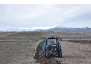Kars’ta Çiftçilerin Tarla Sürümü Başladı