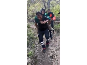 112’i Çalışanı 82 Yaşındaki Hasta Nineyi Sırtında Böyle Taşıdı