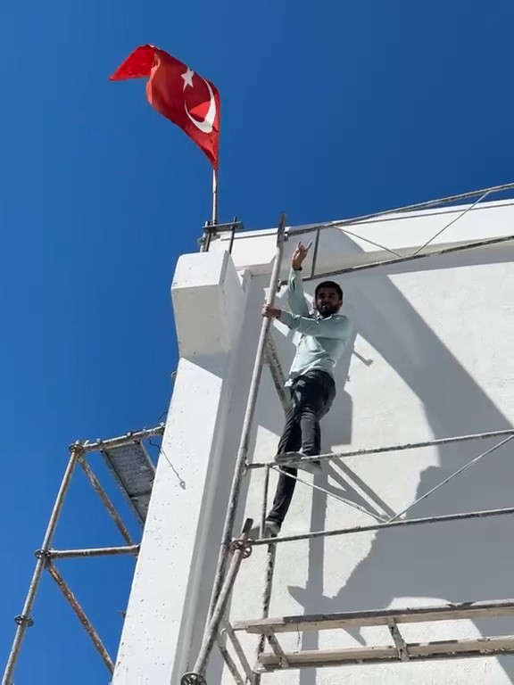 ters-donen-turk-bayragini-gorunce-dayanamadi-10-metre-yuksekligindeki-iskeleye-tirmandi