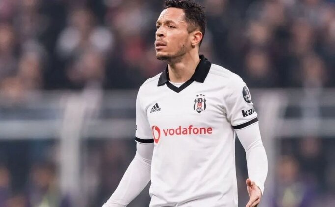 Beşiktaş'tan Adriano'ya Teklif!