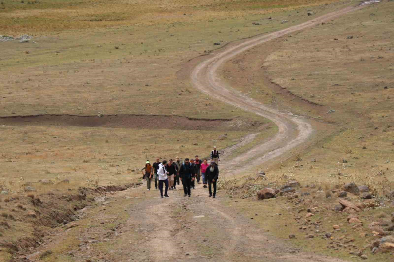 uc-ilin-kesistigi-noktada-muhtesem-rota-bulutlarin-altinda-15-kilometrelik-yolculuk