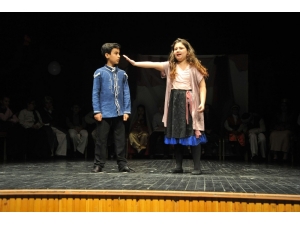 Tiyatro Okulu’nda Prömiyer Heyecanı