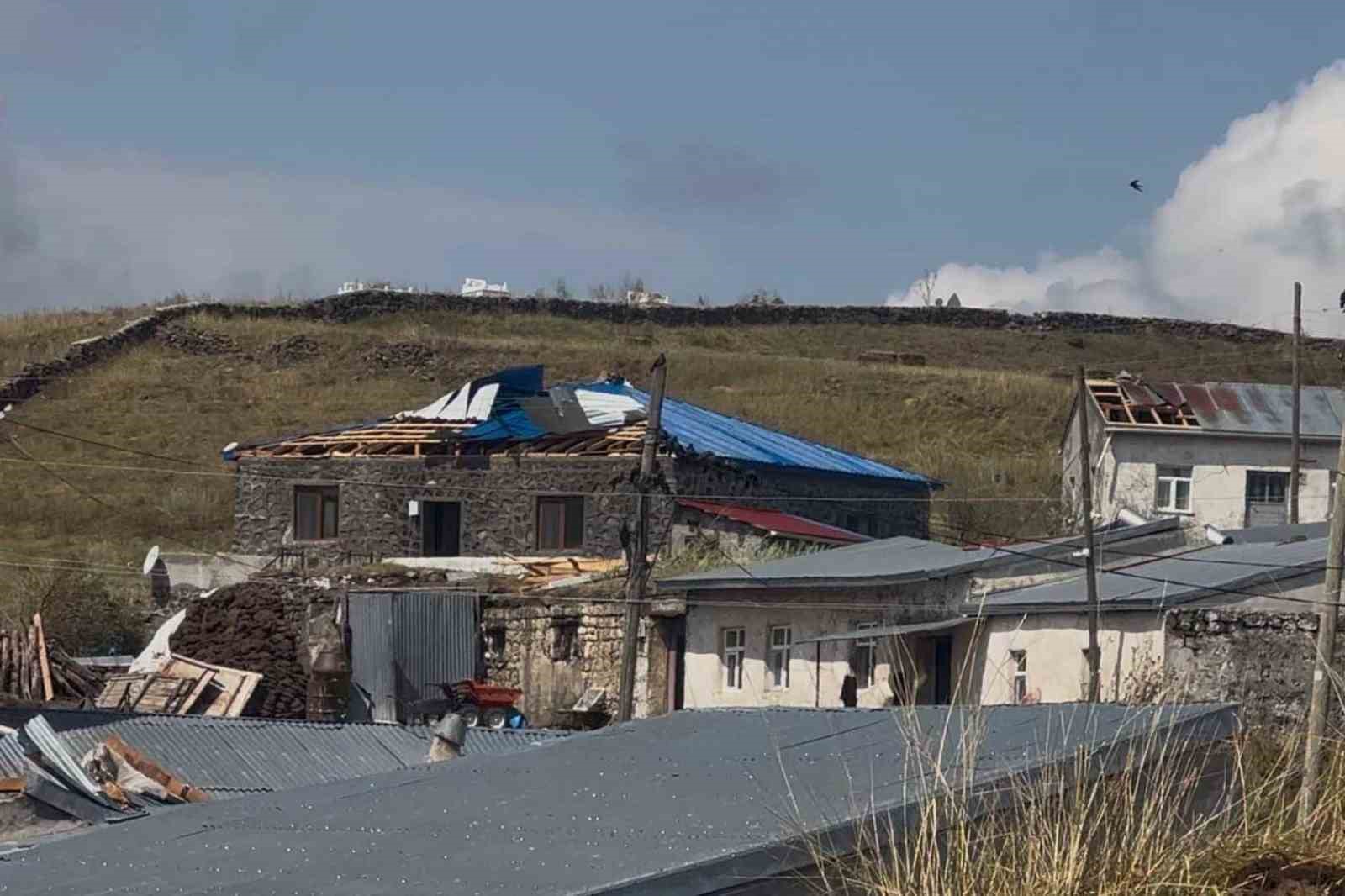 ardahan-cildir-da-siddetli-firtina-ve-dolu-afeti-20-den-fazla-evin-catisi-uctu