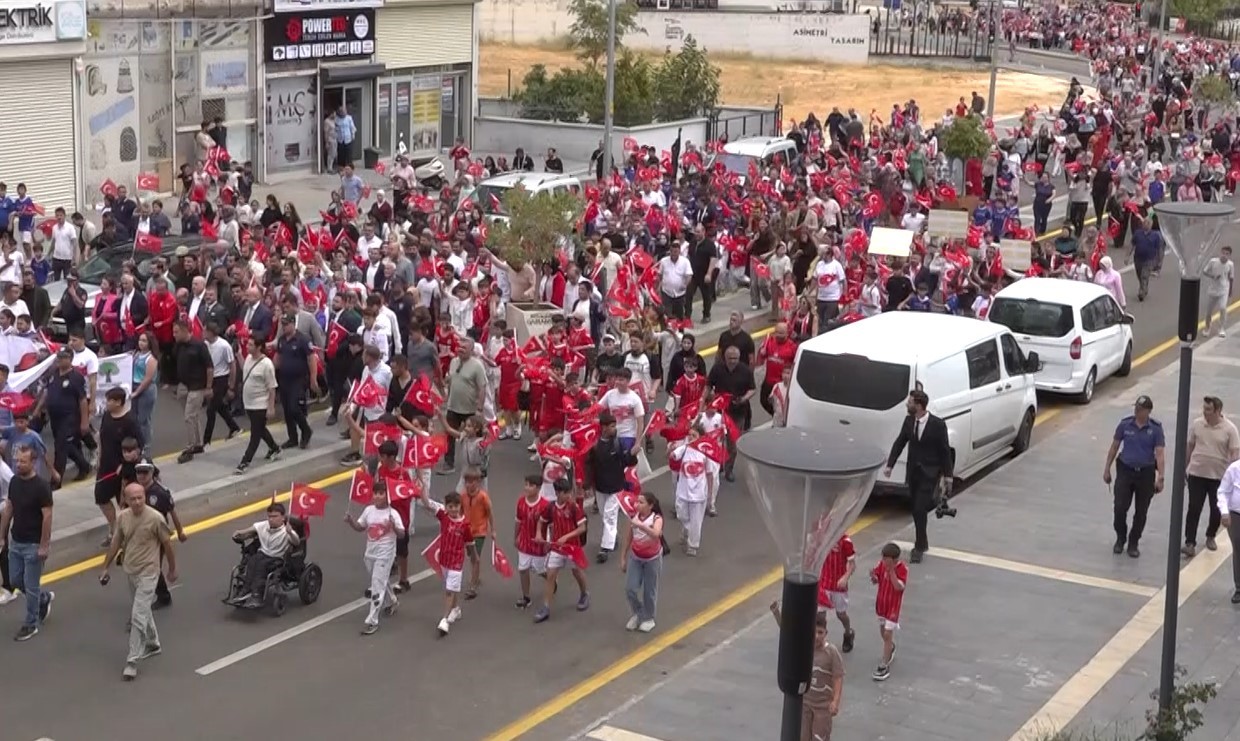 gaziantep-te-30-agustos-zafer-yuruyusu-ve-basket-takimi-lansmani-yapildi