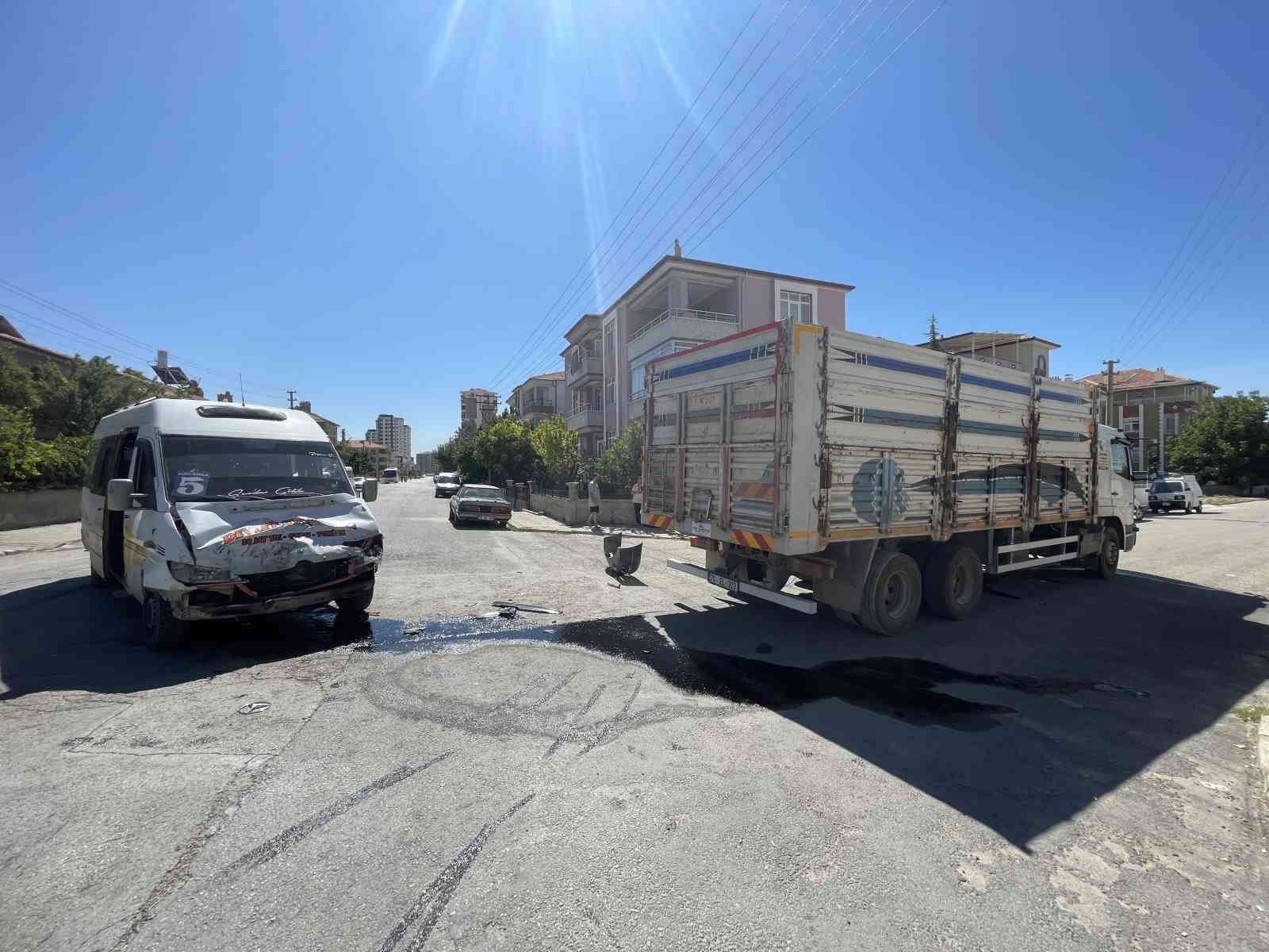 karaman-da-minibus-ile-kamyon-carpisti-2-yarali