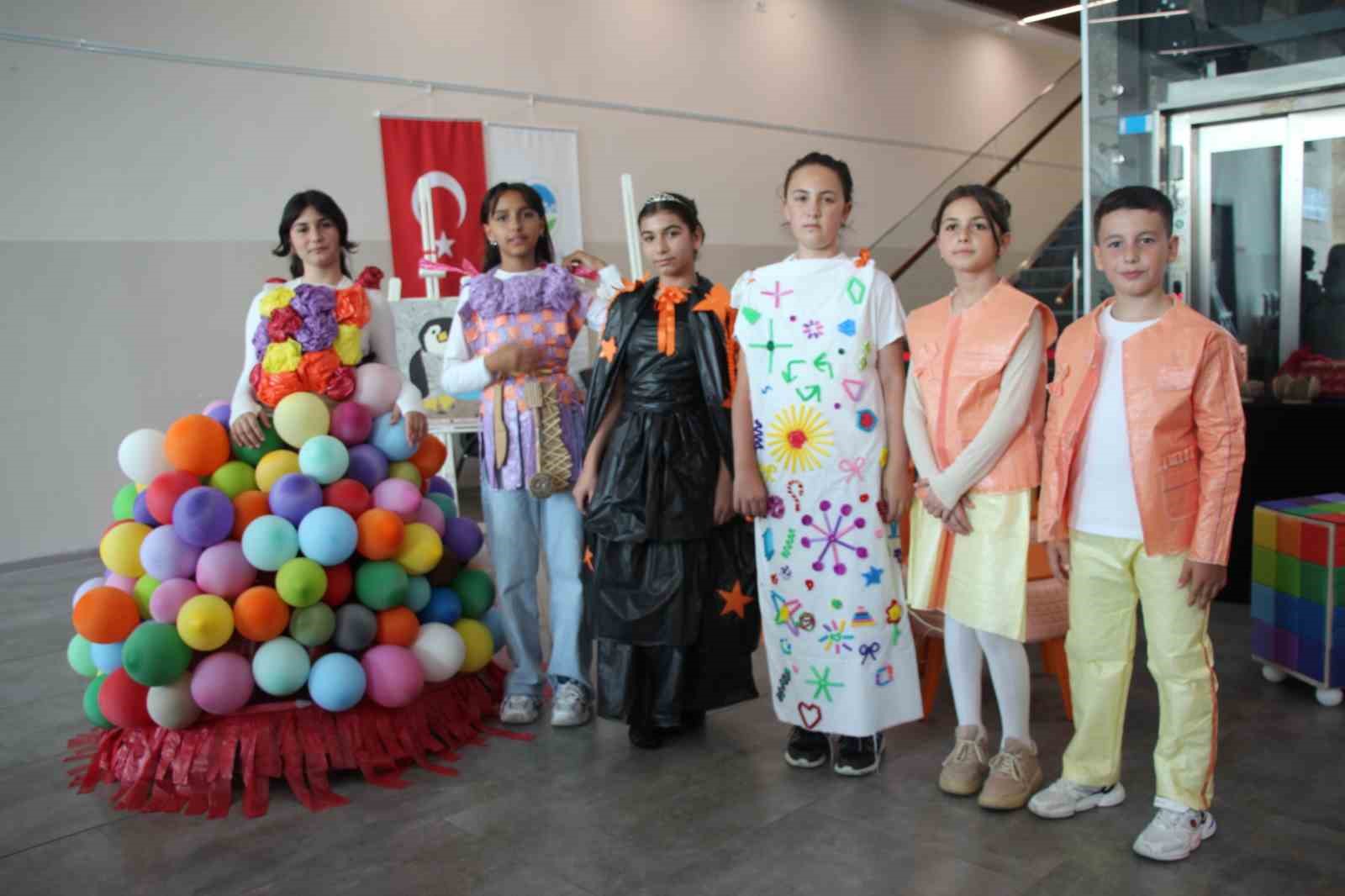 minik-ogrenciler-atiklari-kiyafete-ve-sanat-eserine-donusturup-sergiledi