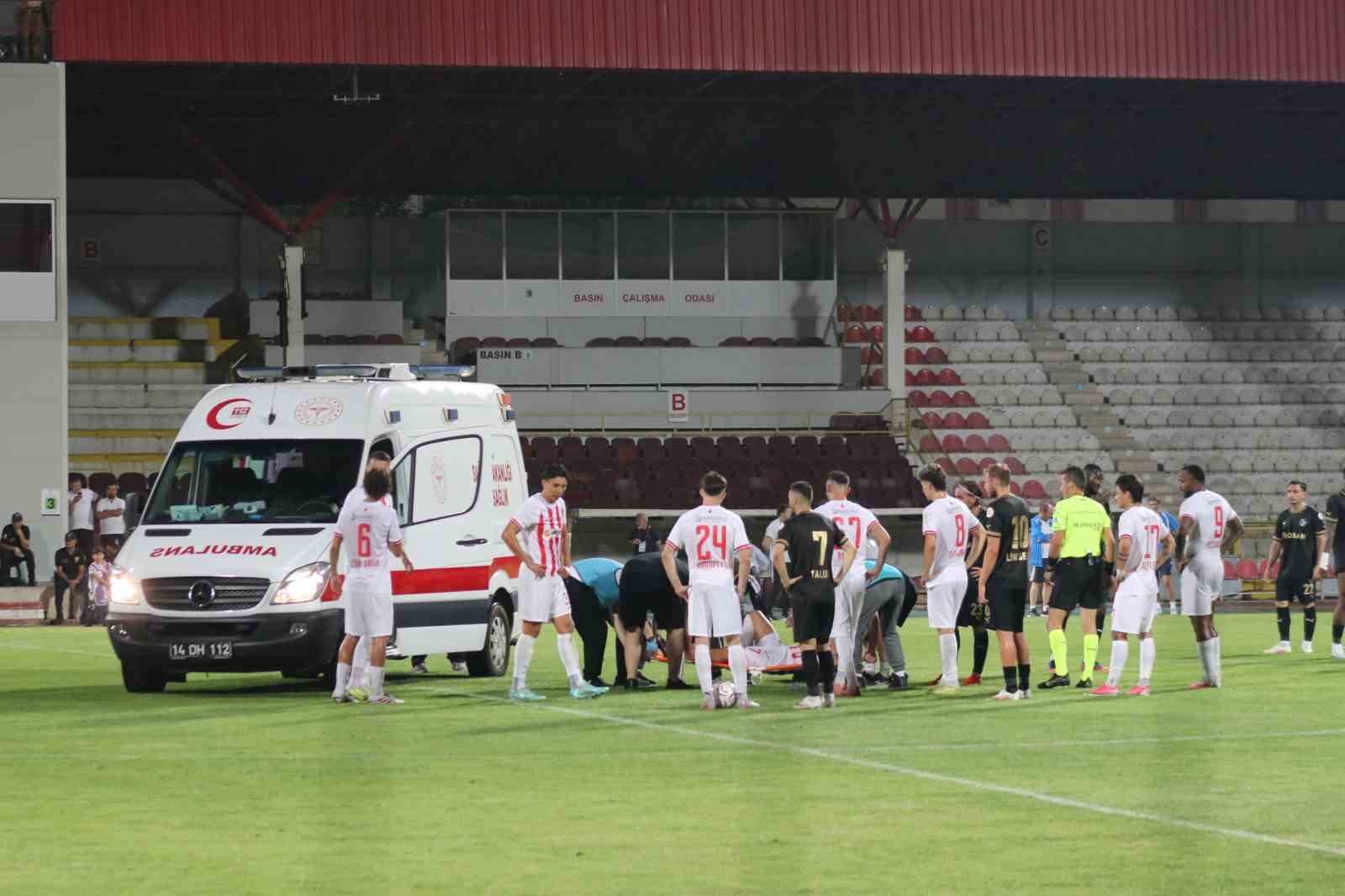 oyuna-girdi-1-dakika-sonra-ayagi-burkuldu-sahaya-ambulans-girdi